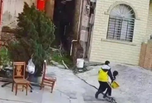 街道办回应“男子拖拽女童进小巷”